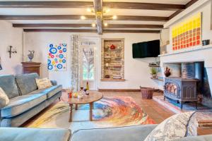 AllemansにあるPlantivel, la maisonのソファと暖炉のあるリビングルーム