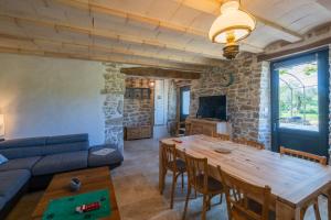 Et tv og/eller underholdning på Gîte Les Vignes au Mas Dujau