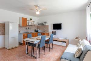eine Küche und ein Esszimmer mit Tisch und Stühlen in der Unterkunft Apartamento La Dehesa - Uga in Uga