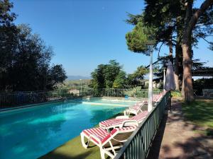 トルデラにあるTordera Villageのスイミングプール(芝生の椅子2脚、パラソル付)