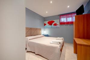 Dj Center Class في Stazione Marittima: غرفة نوم بها سرير وتلفزيون في الغرفة