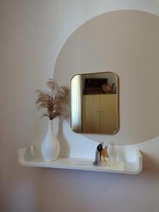 マッティナータにあるMeridiana case al mareの壺の壁鏡