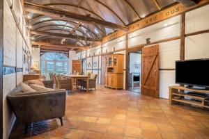 a living room with a couch and a tv at Ferienwohnung Juttashof in Camin