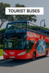 un bus rouge à deux étages circulant dans la rue dans l'établissement Cosy Apartment Near Beach & Airport, à Tanger