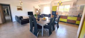 Köök või kööginurk majutusasutuses Villa A Suara