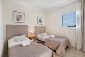 ein Schlafzimmer mit zwei Betten und einem Fenster in der Unterkunft Luxury Villa Taganana in Adeje + 37 Fotos