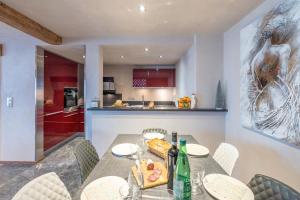 Una cocina y un comedor con mesa y sillas. en Coeur de neige 1724, en Le Grand-Bornand 14 fotos más