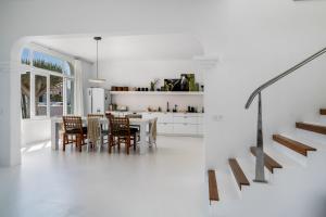 a kitchen and dining room with a table and chairs at Villa Amonita in Tiagua