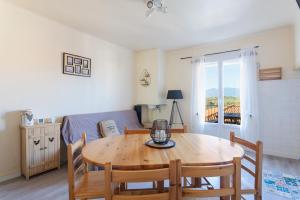 Un comedor con una mesa y un sofá. en Mar i Munt, en Banyuls-dels-Aspres
