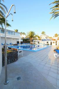 a street light in front of a swimming pool at Bungalow con piscina comunitaria in Chayofa