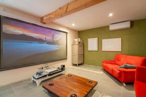 TV a/nebo společenská místnost v ubytování Mas Rose - Villeneuve-lès-Montréal