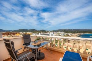 een balkon met een tafel en stoelen en uitzicht bij Perleta in Cala Ratjada