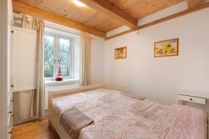 une chambre avec un lit et une fenêtre dans l'établissement Haus Mühlenhof 3, à Hillgroven 11 autres photos