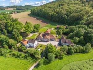 una vista aérea de una casa grande en un campo en Torhaus Schloss Wocklum, en Balve