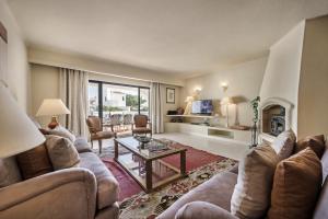a living room with a couch and a table at Mng Elliott24 in Vale do Lobo