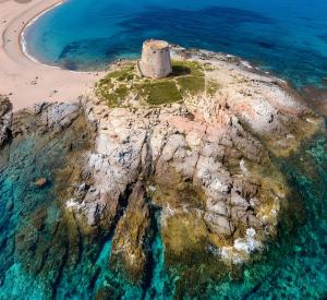 une île dans l'océan avec un phare sur elle dans l'établissement Casa spaziosa per piu' famiglie, à Bari Sardo