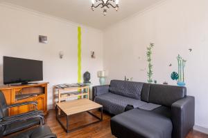 TV a/nebo společenská místnost v ubytování Maison dans le Morbihan