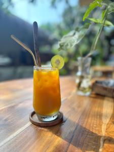 Una bebida encima de una mesa de madera. en UTOPIA, en Gili Air