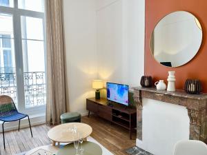 TV a/nebo společenská místnost v ubytování City Break des Sacres de Reims Forum