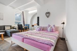 une chambre avec un lit et un salon dans l'établissement Peenecamp Neukalen, Campingplatz, à Neukalen