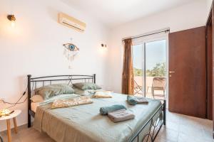 カラソスにあるVilla May Roseのベッドとバルコニーのある寝室 +24枚の写真