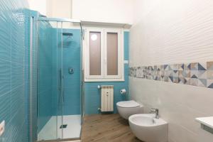 a bathroom with a shower and a toilet and a sink at Casa Laberio by Hili in Rome +15 photos