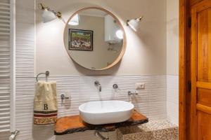 Un baño con un lavabo blanco y un espejo. en Casa delle Zagare, Borgo del Mirto, en Selva di Fasano 28 fotos más
