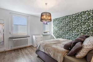 a bedroom with a bed with a green wall at Ferienhaus Abendsonne in Mücheln