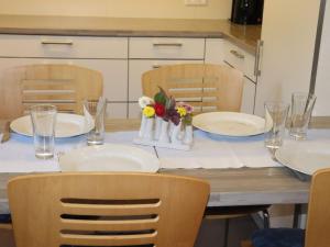 ゼールバッハにあるFerienwohnungen Braunの白皿花瓶のテーブル +17枚の写真