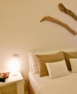 Is Molas にあるVilla Amaranta - Is Molasのベッドルーム1室(ランプ付)、