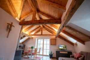 a living room with wooden ceilings and wooden beams at Mulino Glurns in Glorenza