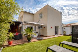 an image of a house with a backyard at Villa 6 personnes avec piscine in Pérols