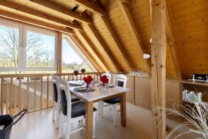 Un comedor de madera con mesa y sillas. en Ferienhaus Harmonie, en Südbrookmerland