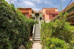 Un conjunto de escaleras que conducen a una casa en Casa vacanza Porto Luna Villasimius, en Villasimius