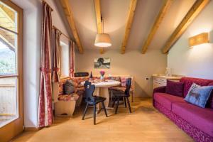 a living room with a couch and a table at Oberplunerhof - Fewo Gitschberg in Chienes