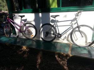 two bikes are parked on a bus at Maison, Piscine sous les pins in Moliets-et-Maa