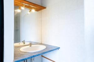 a bathroom with a sink and a mirror at Grande maison familiale proche gr34 in Garlan