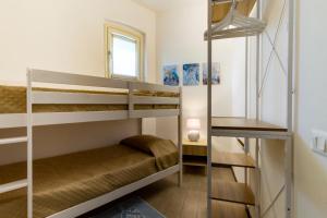 En eller flere køjesenge i et værelse på Sa Domu Manna