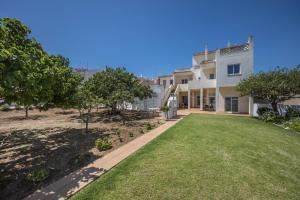 an image of a yard in front of a building at Villas Brites nº2 in Burgau