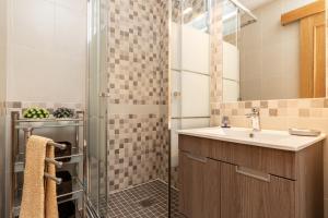 een badkamer met een wastafel en een douche bij 10T2 by AlgarveManta in Manta Rota +16 foto's