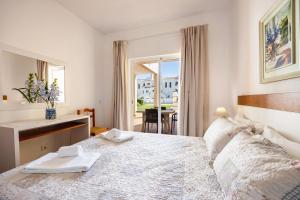 una camera con letto, scrivania e finestra di Villas Brites nº1 a Burgau Altre 23 foto