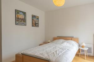 サン・ジョルジュ・ド・ディドンヌにあるLe Pré Catelanのベッドと壁に2枚の絵が飾られた寝室