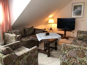 Televisyen dan/atau pusat hiburan di Ferienwohnung Haus Stuber