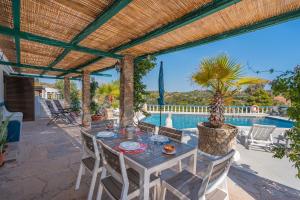 Bazén v ubytování Horta Da Ti'mariana nebo v jeho okolí