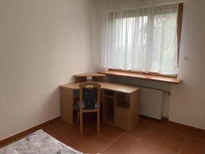 Una habitación con un escritorio y una silla junto a una ventana. en Oreste, en Overath 17 fotos más