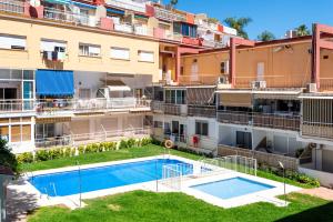 eine Luftansicht eines Apartmentkomplexes mit einem Pool in der Unterkunft Benyamina Playa in Torremolinos