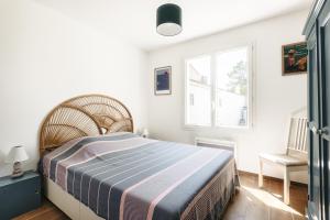 a bedroom with a bed and a window at Grande maison entre plage et foret in Saint-Trojan-les-Bains