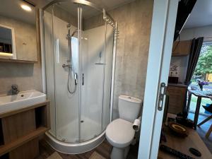 Ein Badezimmer in der Unterkunft Tinyhaus Sankt Rupert Nummer 11 + 28 Fotos