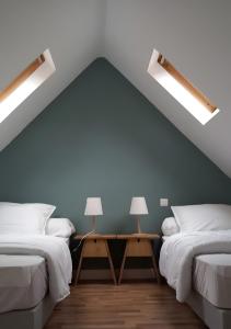 two beds in a room with blue walls at Gîte Du Briquet D'artois in Domqueur