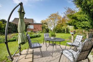 a patio with a table and chairs and an umbrella at Ferienwohnung Kilian in Oersberg